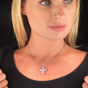 COLLANA CON PENDENTE A FORMA DI CROCE  - Asta Gioielli - Associazione Nazionale - Case d'Asta italiane