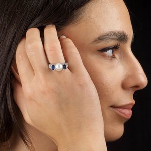 ANELLO CON PERLA ZAFFIRI E DIAMANTI  - Asta Gioielli - Associazione Nazionale - Case d'Asta italiane