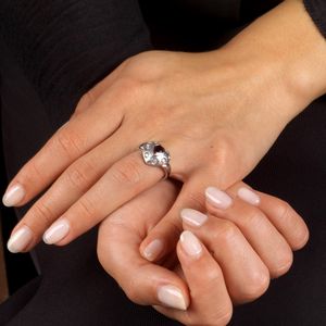 ANELLO A FORMA DI CUORE CON RUBINO E DIAMANTI  - Asta Gioielli - Associazione Nazionale - Case d'Asta italiane