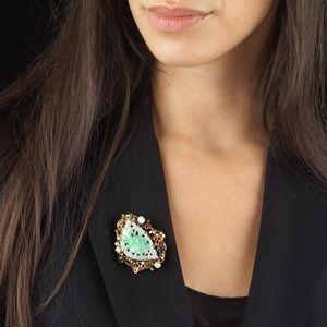 SPILLA A FORMA DI TRALCI CON GIADA PERLE E PIETRE SEMIPREZIOSE  - Asta Gioielli - Associazione Nazionale - Case d'Asta italiane