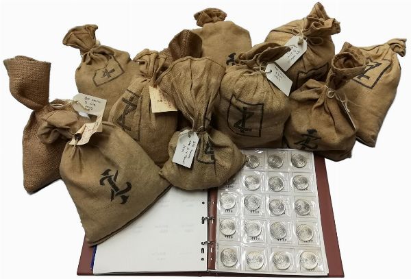 IMPORTANTE INSIEME DI MONETE DELLA REPUBBLICA ITALIANA IN STATO ZECCA MOLTE DELLE QUALI CONSERVATE NEI ROTOLINI DI EMISSIONE E SIGILLATE IN BORSE CON IL LOGO DELLA ZECCA DI STATO (OLTRE 17.500 PEZZI)  - Asta Medaglie napoleoniche, monete toscane di grande modulo. Aurea: monete e medaglie d'oro - Associazione Nazionale - Case d'Asta italiane