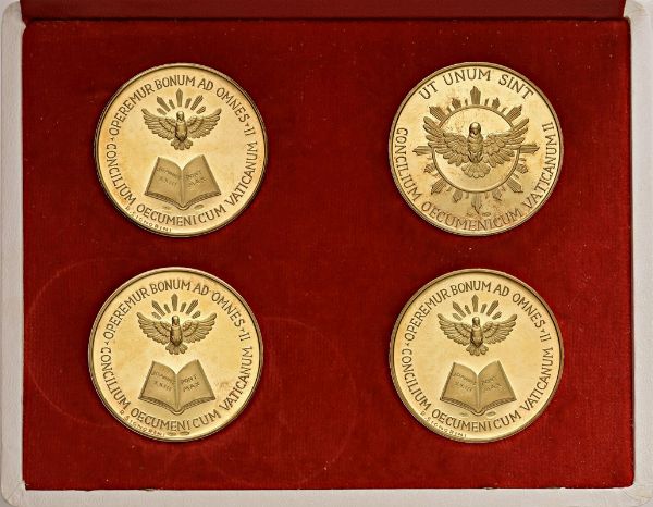 VATICANO. EMISSIONE COMMEMORATIVA DEL CONCILIO ECUMENICO VATICANO II DI GIOVANNI XXIII COMPOSTA DA QUATTRO MEDAGLIE IN ORO OPUS R. SIGNORINI IN ASTUCCIO CON CERTIFICATO DI GARANZIA  - Asta Medaglie napoleoniche, monete toscane di grande modulo. Aurea: monete e medaglie d'oro - Associazione Nazionale - Case d'Asta italiane