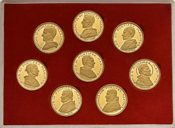 VATICANO. EMISSIONE COMMEMORATIVA DEI PAPI COMPOSTA DA 8 MEDAGLIE IN ORO OPUS AFFER CON CERTIFICATO DI GARANZIA EURONUMMUS  - Asta Medaglie napoleoniche, monete toscane di grande modulo. Aurea: monete e medaglie d'oro - Associazione Nazionale - Case d'Asta italiane