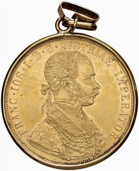 PENDENTE IN ORO GIALLO 18K RECANTE AL CENTRO MONETA DA 4 DUCATI DELL&rsquo;IMPERO AUTRO-UNGARICO DI RE FRANCESCO GIUSEPPE I  - Asta Medaglie napoleoniche, monete toscane di grande modulo. Aurea: monete e medaglie d'oro - Associazione Nazionale - Case d'Asta italiane
