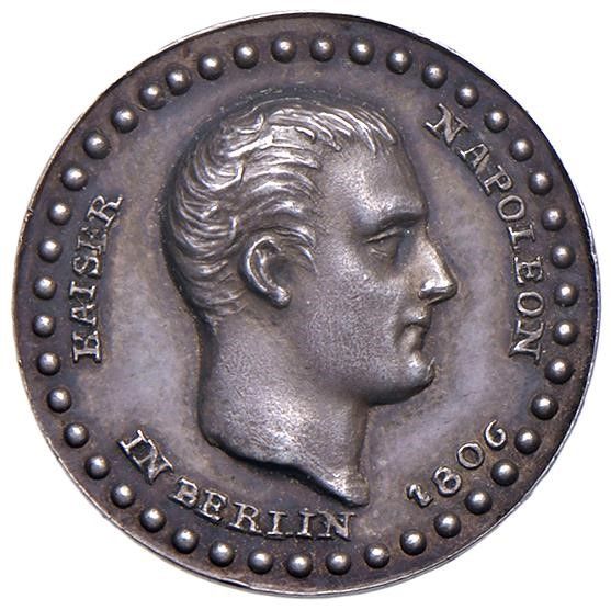 MEDAGLIA IN ARGENTO GLI INVALIDI PRUSSIANI RICEVONO IL SOLDO 1806  - Asta Medaglie napoleoniche, monete toscane di grande modulo. Aurea: monete e medaglie d'oro - Associazione Nazionale - Case d'Asta italiane