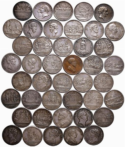 SERIE DI QUARANTATRE&rsquo; MEDAGLIE CONIATE IN ARGENTO (UNA IN RAME) PER LA NASCITA DEL FIGLIO DI NAPOLEONE (CHIAMATO RE DI ROMA) CON RAPPRESENTAZIONE DEGLI AVVENIMENTI E DEI PERSONAGGI PIU&rsquo; IMPORTANTI DELL&rsquo;ANTICA ROMA. IMPORTANTE INSIEME DELLA SERIE NAPOLEONICA  - Asta Medaglie napoleoniche, monete toscane di grande modulo. Aurea: monete e medaglie d'oro - Associazione Nazionale - Case d'Asta italiane