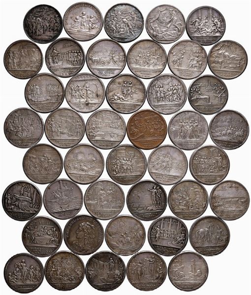 SERIE DI QUARANTATRE&rsquo; MEDAGLIE CONIATE IN ARGENTO (UNA IN RAME) PER LA NASCITA DEL FIGLIO DI NAPOLEONE (CHIAMATO RE DI ROMA) CON RAPPRESENTAZIONE DEGLI AVVENIMENTI E DEI PERSONAGGI PIU&rsquo; IMPORTANTI DELL&rsquo;ANTICA ROMA. IMPORTANTE INSIEME DELLA SERIE NAPOLEONICA  - Asta Medaglie napoleoniche, monete toscane di grande modulo. Aurea: monete e medaglie d'oro - Associazione Nazionale - Case d'Asta italiane