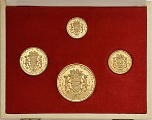 GABON. REPUBBLICA. EMISSIONE PER LA PROCLAMAZIONE D&rsquo;INDIPENDENZA (17 AGOSTO 1960) IN ASTUCCIO COMPOSTA DA QUATTRO MONETE IN ORO (100, 50, 25, 10 FRANCHI). MINTAGE: 500 SETS  - Asta Medaglie napoleoniche, monete toscane di grande modulo. Aurea: monete e medaglie d'oro - Associazione Nazionale - Case d'Asta italiane