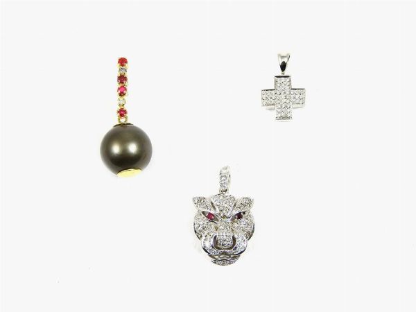 Tre pendenti in oro bianco e giallo, diamanti, rubini e perla nera Tahiti  - Asta Asta 137 parte I - Gioielli e Orologi - Associazione Nazionale - Case d'Asta italiane
