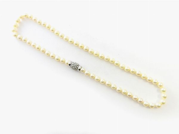 Collana di perle Akoya con fermezza in oro bianco e diamanti  - Asta Asta 137 parte I - Gioielli e Orologi - Associazione Nazionale - Case d'Asta italiane