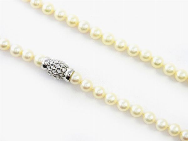 Collana di perle Akoya con fermezza in oro bianco e diamanti  - Asta Asta 137 parte I - Gioielli e Orologi - Associazione Nazionale - Case d'Asta italiane