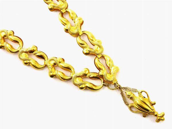 Lunga collana a maglie vuote in oro giallo con pendente  - Asta Asta 137 parte I - Gioielli e Orologi - Associazione Nazionale - Case d'Asta italiane