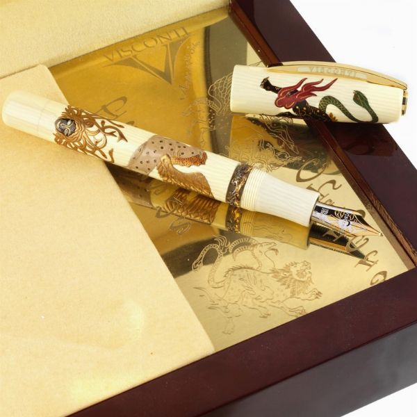 VISCONTI : VISCONTI "CREATURE SOPRANNATURALI" - PEGASUS E CHIMERA- EDIZIONE LIMITATA MAKI-E PENNA STILOGRAFICA N. 089/188  - Asta Orologi e penne - Associazione Nazionale - Case d'Asta italiane