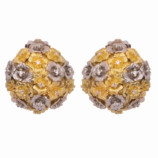 Orecchini fiori a lobo in oro a due colori 18kt e diamanti  - Asta Gioielli Orologi e Fashion Vintage - Associazione Nazionale - Case d'Asta italiane