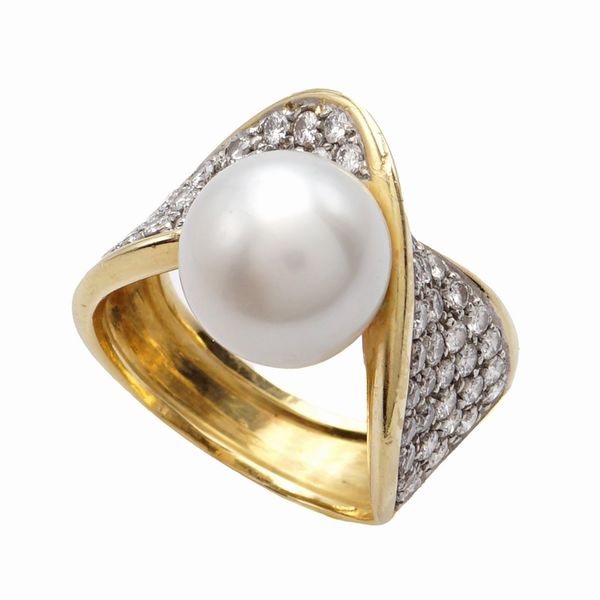 Anello in oro giallo 18kt perla giapponese e diamanti  - Asta Gioielli Orologi e Fashion Vintage - Associazione Nazionale - Case d'Asta italiane