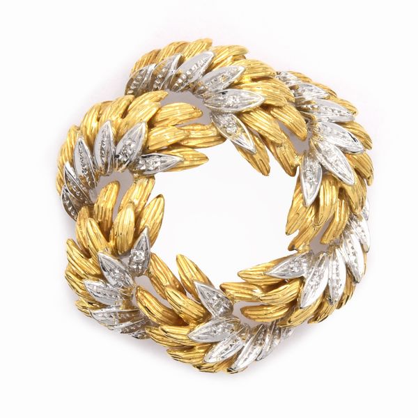 Spilla corona in oro giallo e bianco 18kt e diamanti  - Asta Gioielli Orologi e Fashion Vintage - Associazione Nazionale - Case d'Asta italiane