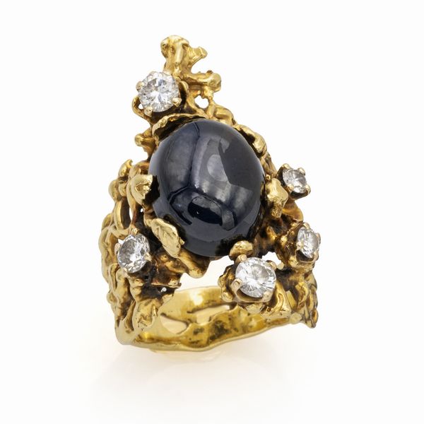 Anello scultura in oro giallo 18kt zaffiro e diamanti  - Asta Gioielli Orologi e Fashion Vintage - Associazione Nazionale - Case d'Asta italiane