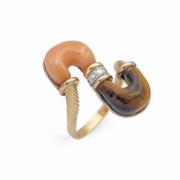 Anello in oro giallo 18kt corallo rosa e occhio di tigre  - Asta Gioielli Orologi e Fashion Vintage - Associazione Nazionale - Case d'Asta italiane