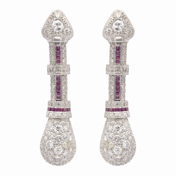 Orecchini pendenti in oro bianco 18kt  diamanti e rubini  - Asta Gioielli Orologi e Fashion Vintage - Associazione Nazionale - Case d'Asta italiane