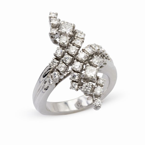 Anello contrari� in oro bianco 18kt e diamanti  - Asta Gioielli Orologi e Fashion Vintage - Associazione Nazionale - Case d'Asta italiane
