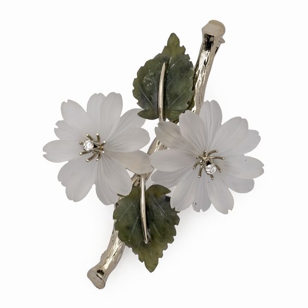 Spilla in oro bianco 14kt a motivo floreale  - Asta Gioielli Orologi e Fashion Vintage - Associazione Nazionale - Case d'Asta italiane