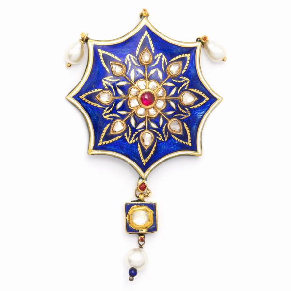 Pendente in oro e argento decorato con smalto blu  - Asta Gioielli Orologi e Fashion Vintage - Associazione Nazionale - Case d'Asta italiane