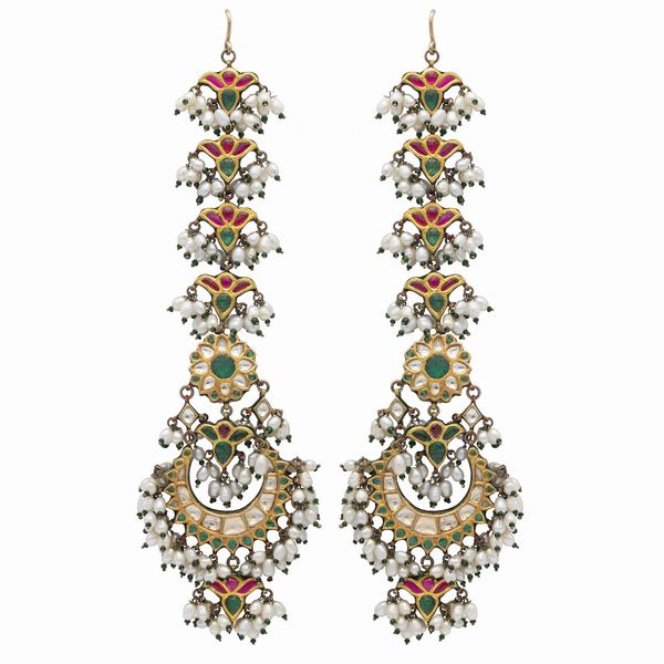 Particolari orecchini ornamentali da cerimonia  - Asta Gioielli Orologi e Fashion Vintage - Associazione Nazionale - Case d'Asta italiane