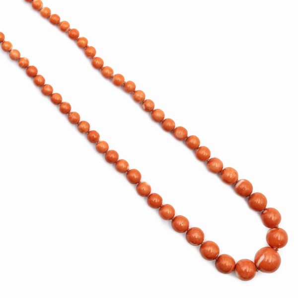 Collana ad un filo di sfere in corallo  - Asta Gioielli Orologi e Fashion Vintage - Associazione Nazionale - Case d'Asta italiane