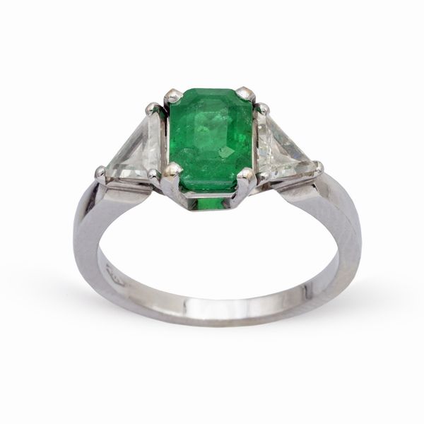 Anello in oro bianco 18kt con smeraldo e diamanti  - Asta Gioielli Orologi e Fashion Vintage - Associazione Nazionale - Case d'Asta italiane