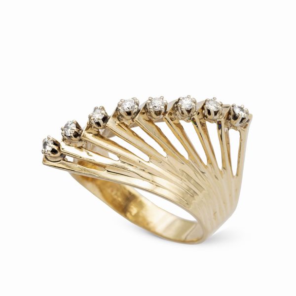 Anello ventaglio  in oro giallo 14kt e riviere di diamanti  - Asta Gioielli Orologi e Fashion Vintage - Associazione Nazionale - Case d'Asta italiane