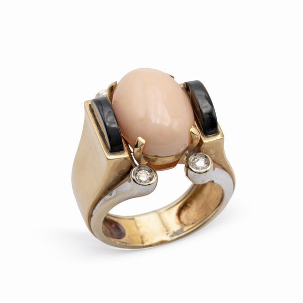 Anello in oro giallo e bianco 14kt corallo rosa  - Asta Gioielli Orologi e Fashion Vintage - Associazione Nazionale - Case d'Asta italiane