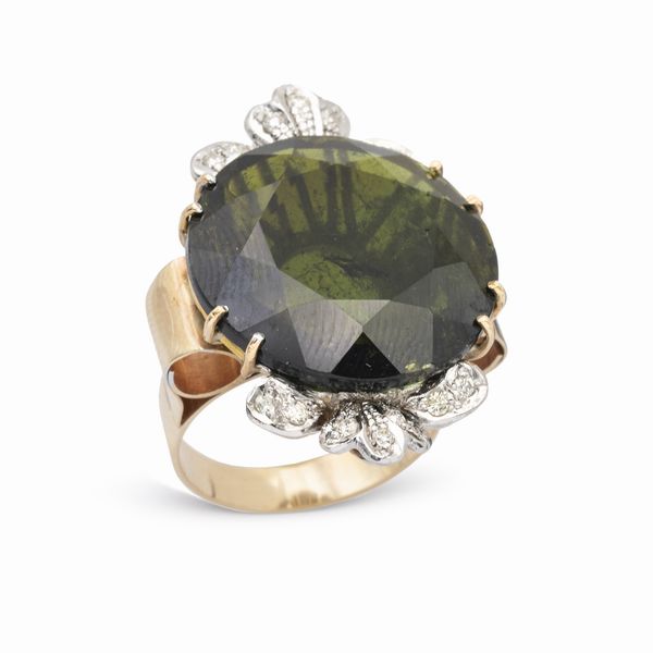 Anello in oro giallo  e bianco 14kt tormalina verde e diamanti  - Asta Gioielli Orologi e Fashion Vintage - Associazione Nazionale - Case d'Asta italiane