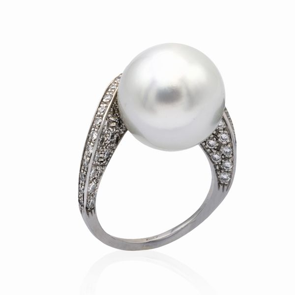 Anello in oro bianco 18kt con perla e diamanti  - Asta Gioielli Orologi e Fashion Vintage - Associazione Nazionale - Case d'Asta italiane