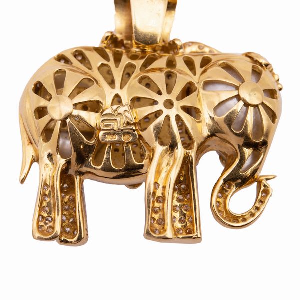 Pendente e spilla elefante in oro giallo 18kt  - Asta Gioielli Orologi e Fashion Vintage - Associazione Nazionale - Case d'Asta italiane