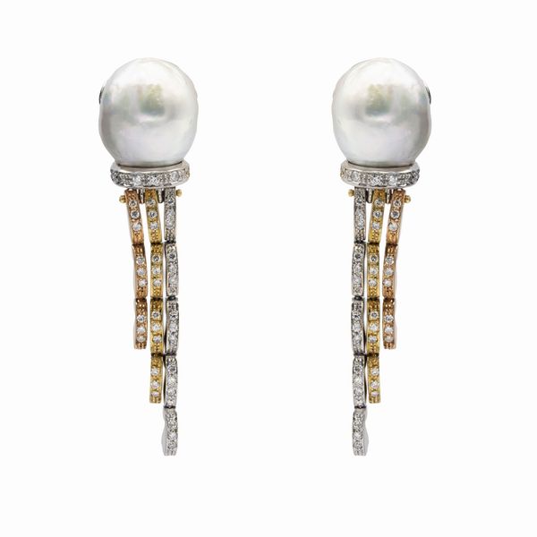 Orecchini pendenti in oro a tre colori 18kt e diamanti  - Asta Gioielli Orologi e Fashion Vintage - Associazione Nazionale - Case d'Asta italiane