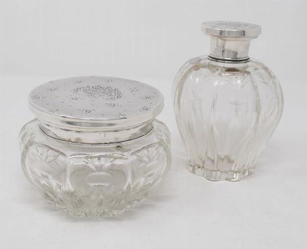 Due flaconi da toilette in vetro molato con tappi in argento a motivi floreali  - Asta Gioielli e Orologi - Associazione Nazionale - Case d'Asta italiane