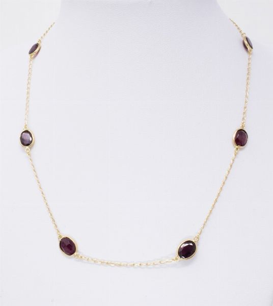 Collana girocollo in oro giallo e granati ovali sfaccettati  - Asta Gioielli e Orologi - Associazione Nazionale - Case d'Asta italiane