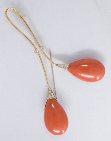 Spilla in oro giallo e corallo rosso e brillanti  - Asta Gioielli e Orologi - Associazione Nazionale - Case d'Asta italiane
