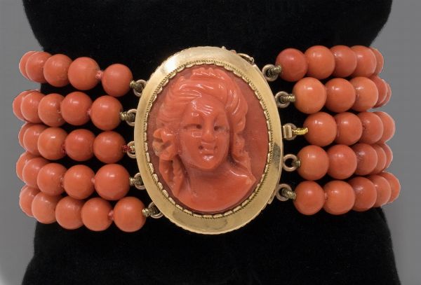Bracciale in corallo e oro giallo  - Asta Gioielli e Orologi - Associazione Nazionale - Case d'Asta italiane