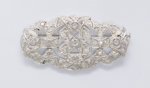 Spilla ovale in oro bianco e diamanti  - Asta Gioielli e Orologi - Associazione Nazionale - Case d'Asta italiane