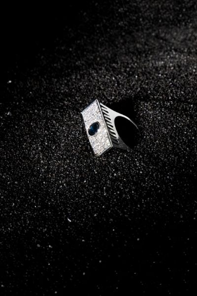 Anello in oro bianco con zaffiro e brillanti  - Asta Gioielli e Orologi - Associazione Nazionale - Case d'Asta italiane