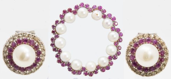 Spilla e orecchini in oro bianco con perle, rubini e brillanti  - Asta Gioielli e Orologi - Associazione Nazionale - Case d'Asta italiane