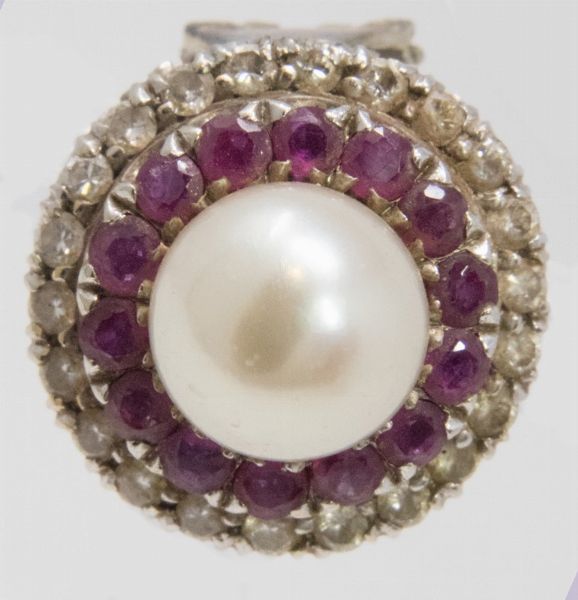 Spilla e orecchini in oro bianco con perle, rubini e brillanti  - Asta Gioielli e Orologi - Associazione Nazionale - Case d'Asta italiane