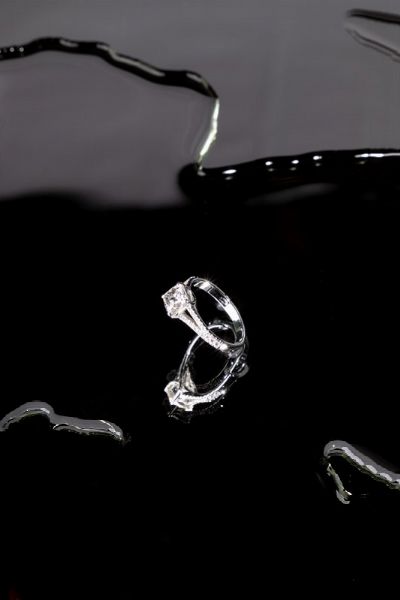 Anello in oro bianco e diamanti  - Asta Gioielli e Orologi - Associazione Nazionale - Case d'Asta italiane