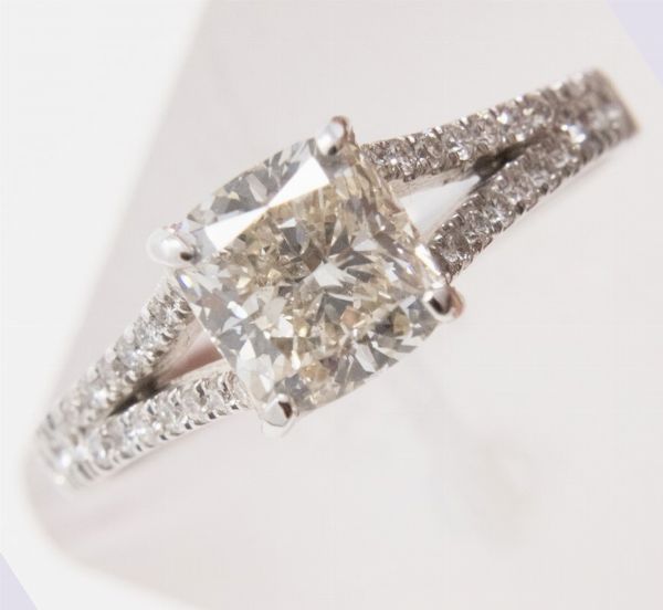 Anello in oro bianco e diamanti  - Asta Gioielli e Orologi - Associazione Nazionale - Case d'Asta italiane