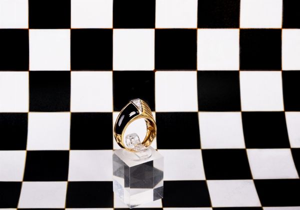 Damiani anello conico in oro giallo con onice e brillanti  - Asta Gioielli e Orologi - Associazione Nazionale - Case d'Asta italiane
