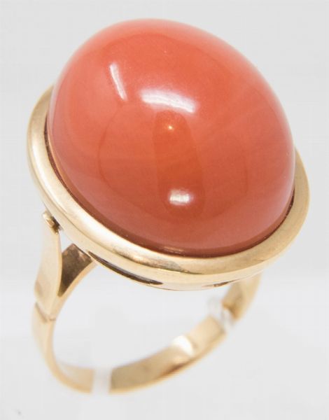 Anello in oro giallo con corallo cabochon ovale  - Asta Gioielli e Orologi - Associazione Nazionale - Case d'Asta italiane