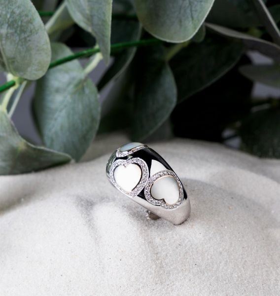 Pasquale Bruni anello a fascia bombata in oro bianco con madreperla e brillanti  - Asta Gioielli e Orologi - Associazione Nazionale - Case d'Asta italiane