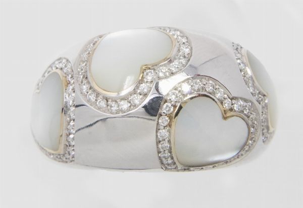 Pasquale Bruni anello a fascia bombata in oro bianco con madreperla e brillanti  - Asta Gioielli e Orologi - Associazione Nazionale - Case d'Asta italiane