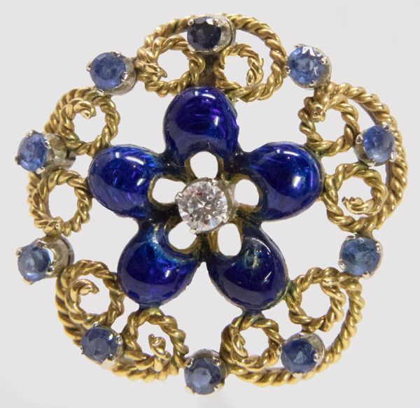 Spilla e orecchini a fiore in oro giallo e bianco, con smalti, zaffiri e brillanti  - Asta Gioielli e Orologi - Associazione Nazionale - Case d'Asta italiane